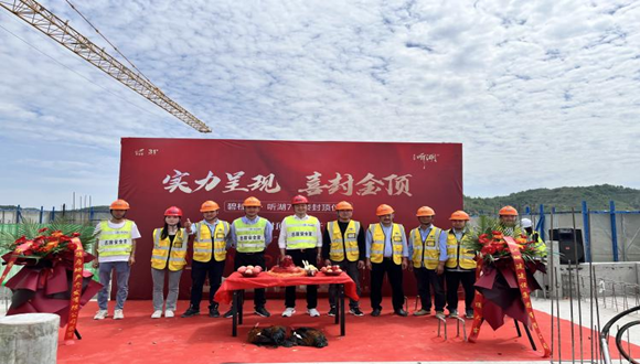 【城建新聞】浙江城建二公司延安碧桂園·聽(tīng)湖項(xiàng)目7#樓喜迎封頂！